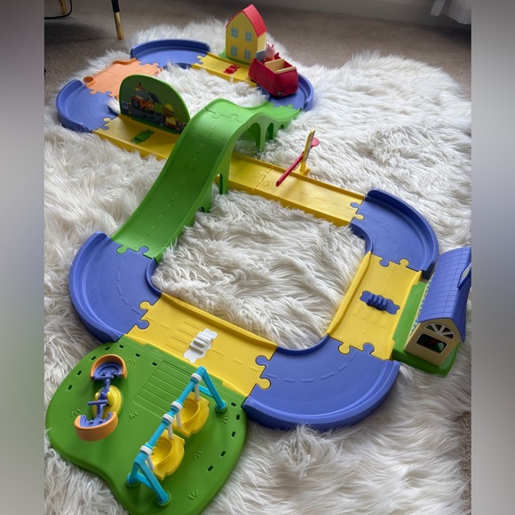 Peppa Pig all around Peppa’s town playset adjustable track - Picture 1 of 10